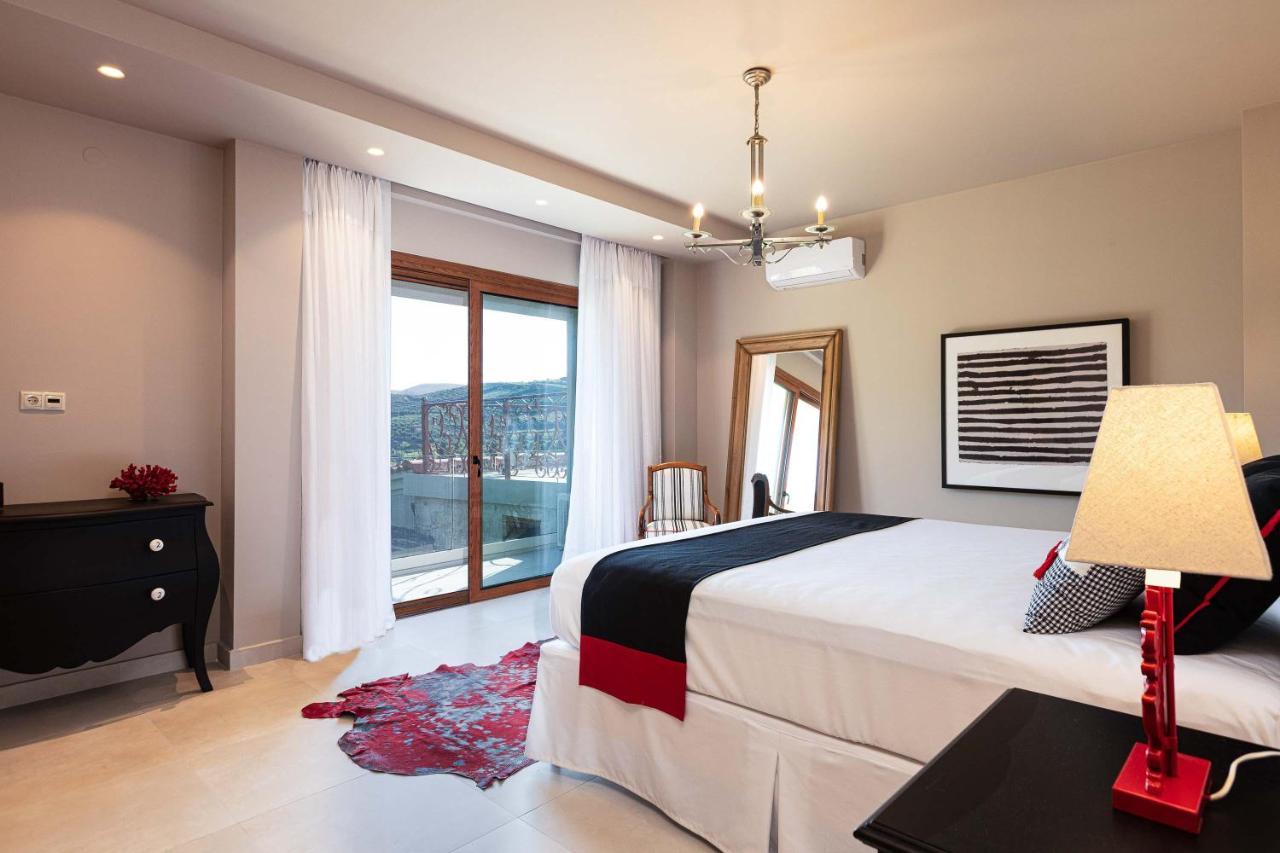 Villa Mantilari Wine Estate 7 Apartments 2 Private Pools 1 Heated Tennis Court Fitness Center Archanes Exterior foto